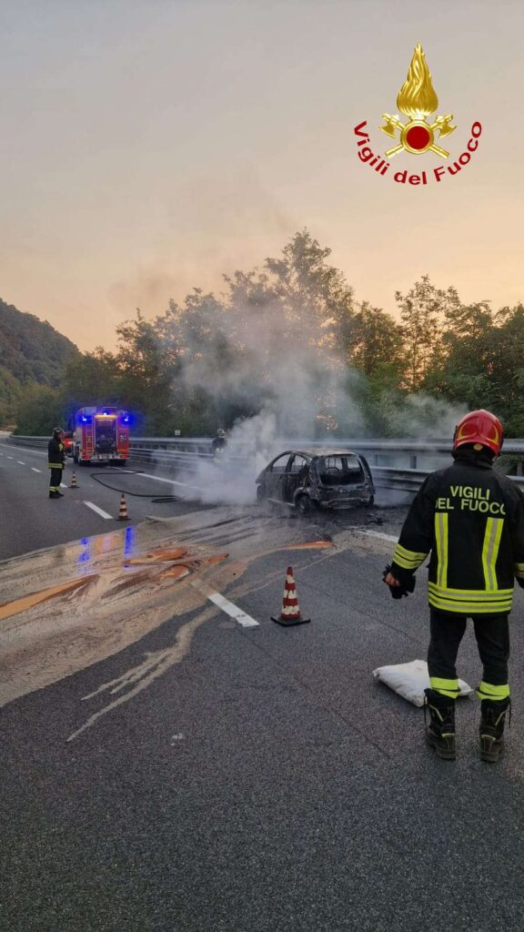 Auto in fiamme sull'autostrada tra Pizzo e S. Onofrio 3 4