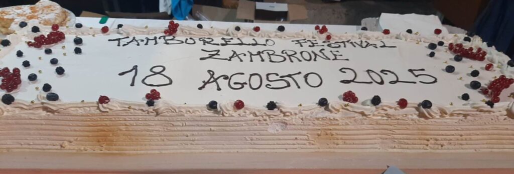 Tamburello Festival, a Zambrone un’edizione indimenticabile tra ritmi, tradizioni e cuore 7 4 Torta celebrativa