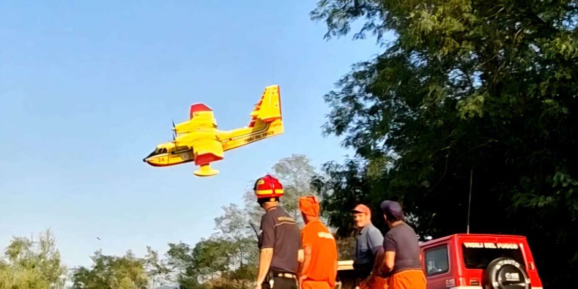 Spento con due canadair il vasto incendio divampato nel comune di Mileto 1 Spento con due canadair il vasto incendio divampato nel comune di Mileto