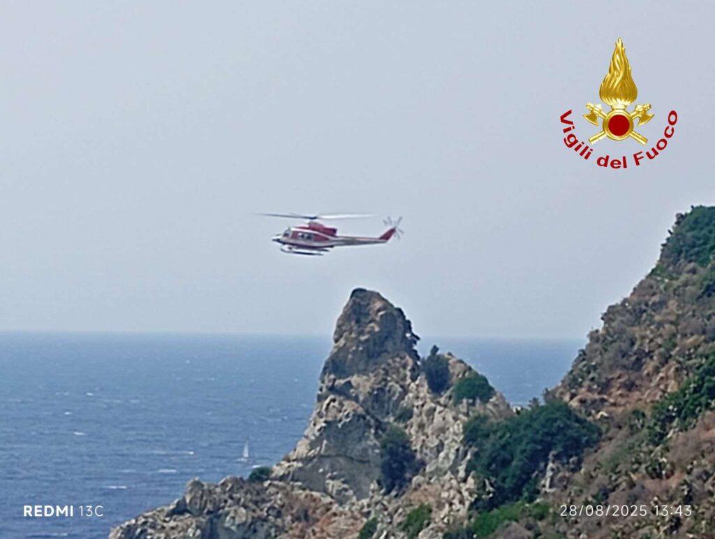Capo Vaticano, turisti rimasti bloccati sulla scogliera recuperati dai Vigili del Fuoco (VIDEO) 2 539914927 805290575184352 1017477833796698289 n