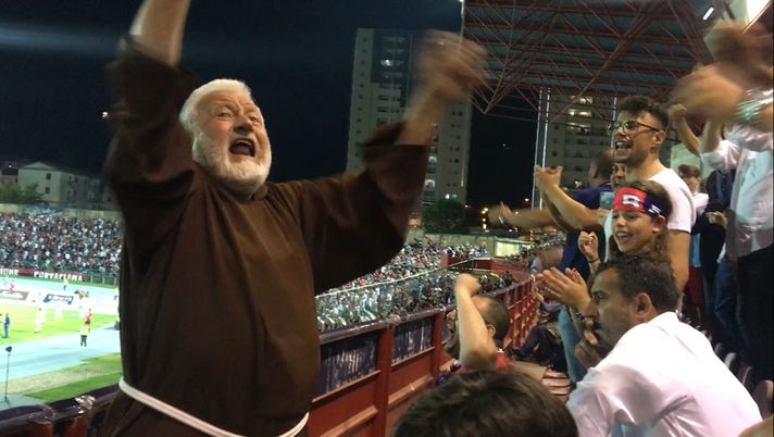 Cosenza piange padre Fedele, il frate ultras che ha scritto una mappa di cuore e solidarietà in Calabria 4 5ffdc7f5 f173 4043 9584 c60030f10058