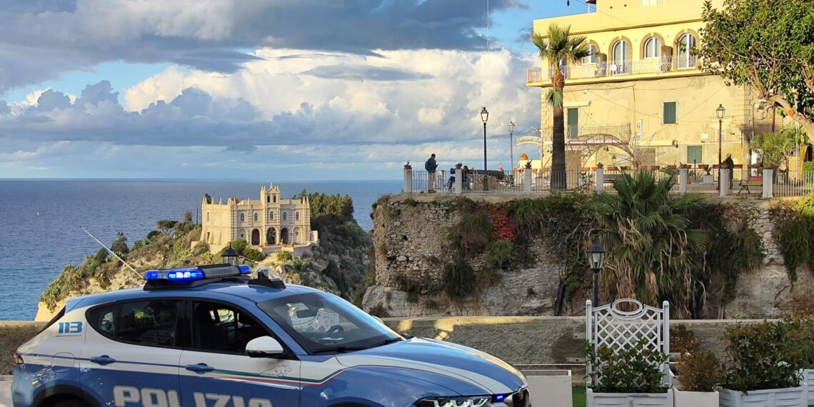 Tropea, la Polizia arresta tre per giovani per furto 1 Tropea, la Polizia arresta tre per giovani per furto