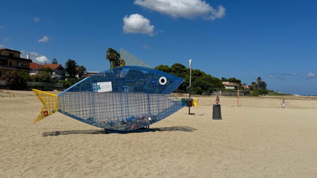 ... e per Ferragosto spunta il “pesce mangiaplastica” installato sulla spiaggia di Bivona 2 IMG 20250806 WA0019
