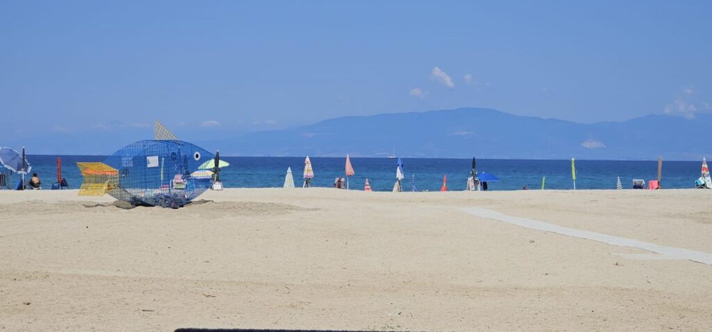 ... e per Ferragosto spunta il “pesce mangiaplastica” installato sulla spiaggia di Bivona 3 IMG 20250811 WA0003