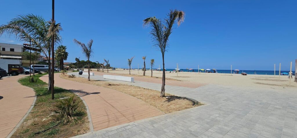 ... e per Ferragosto spunta il “pesce mangiaplastica” installato sulla spiaggia di Bivona 6 IMG 20250811 WA0004