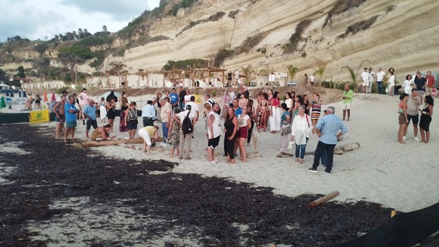 “L’eleganza che protegge il mare”, bellezza e sostenibilità ambientale con le opere del maestro Gerardo Sacco 5 IMG 20250822 WA0087