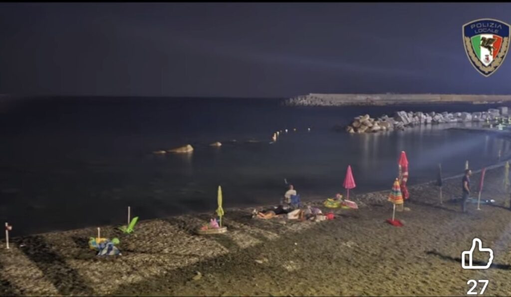 Occupazione abusiva di spiaggia, a Cirò Marina sequestrati oltre 170 ombrelloni 3 IMG 3694
