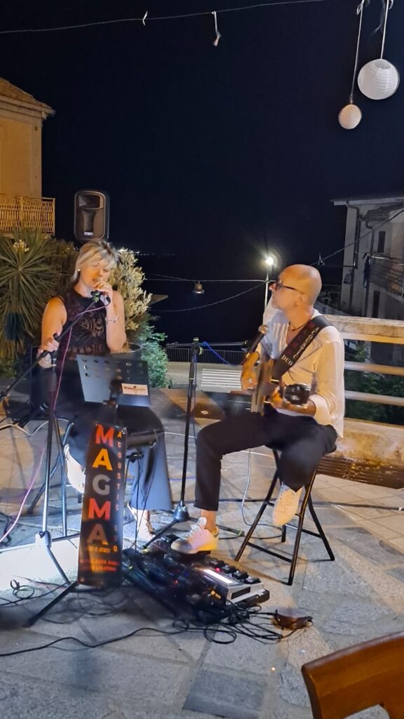 Incantano le performance del "Magma Acoustic Duo" 3 Immagine WhatsApp 2025 08 12 ore 19.56.00 ccfd0996
