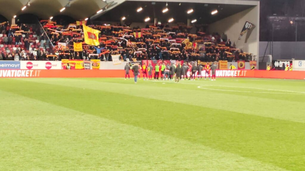 Aquile e Giallorossi, Catanzaro e il Catanzaro 3 La squadra saluta i tifosi giallorossi settore ospiti Sudtirol Catanzaro