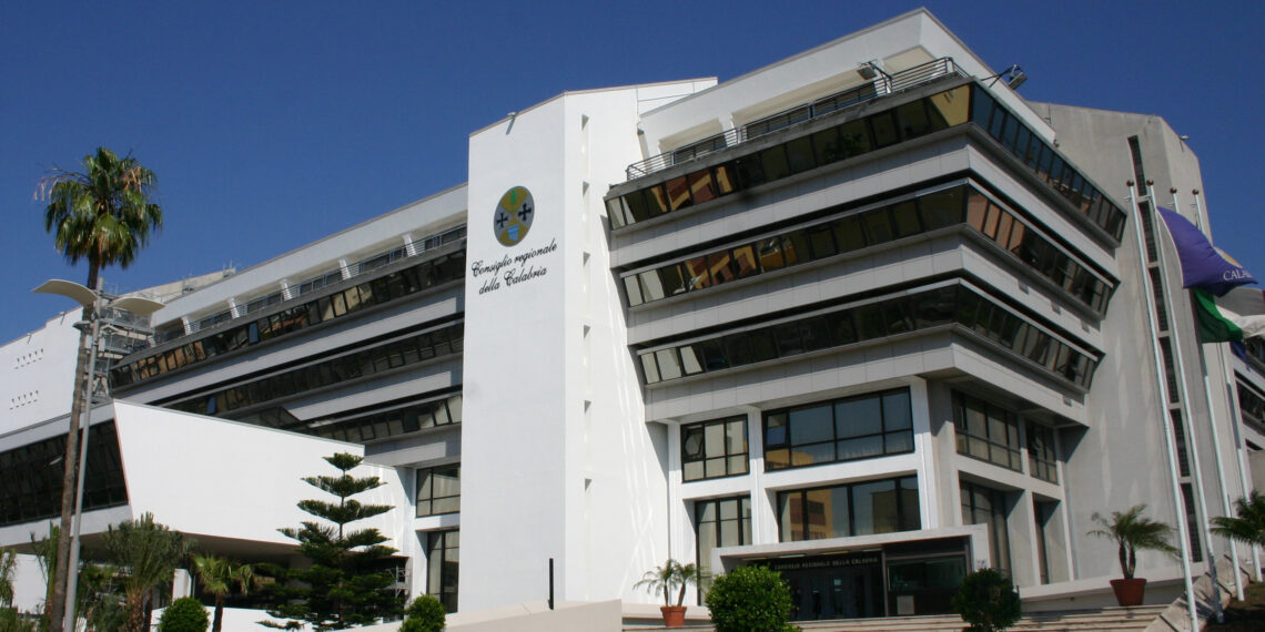 Alla ricerca dell'anti Occhiuto di sinistra. Lo strano gioco surreale che al momento propone solo gli "impossibili"! 1 Alla ricerca dell’anti Occhiuto di sinistra. Lo strano gioco surreale che al momento propone solo gli “impossibili”!