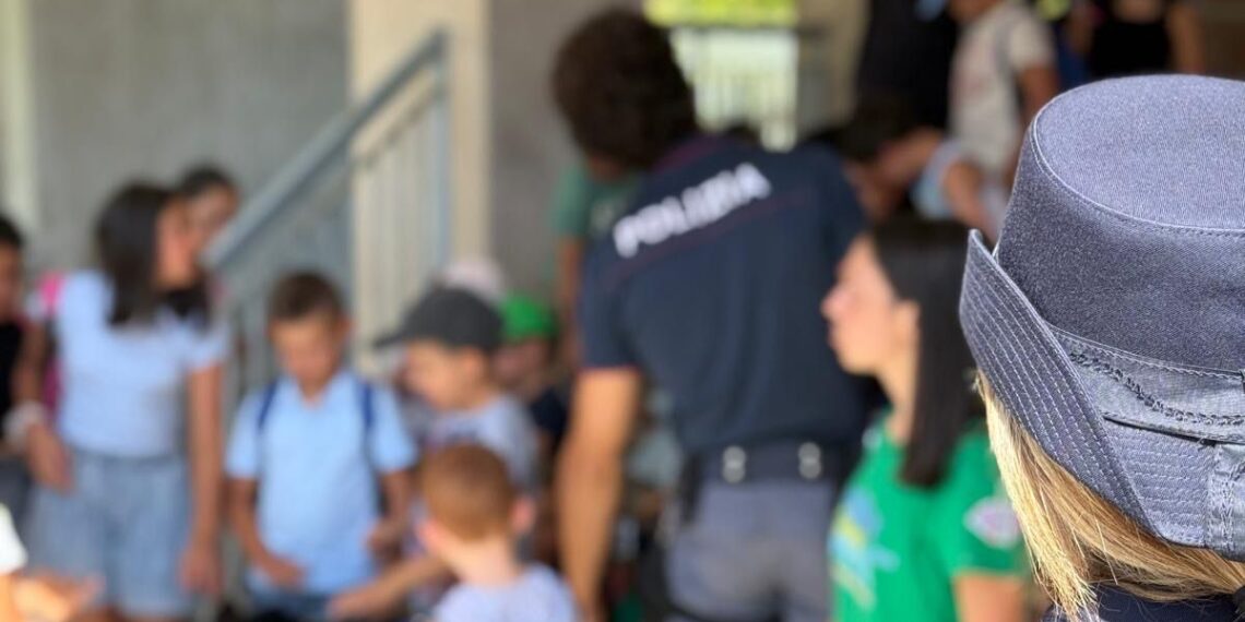 I bambini del “TatáBum Summer Camp” di Serra San Bruno visitano il commissariato di Polizia