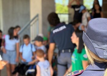 I bambini del “TatáBum Summer Camp” di Serra San Bruno visitano il commissariato di Polizia