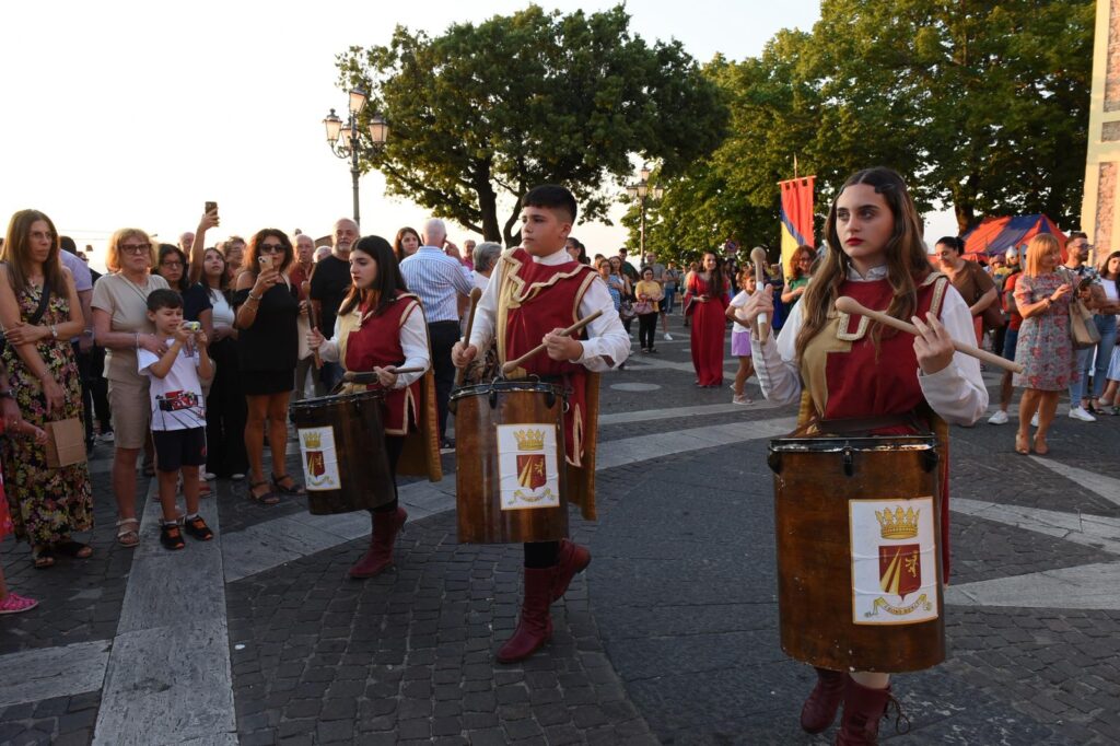 “La Castellana di Arena”: il Medioevo rivive nel segno di Ruggero I, della Contea di Arena e del Cammino del Normanno 4 WhatsApp Image 2025 08 10 at 21.52.50 2