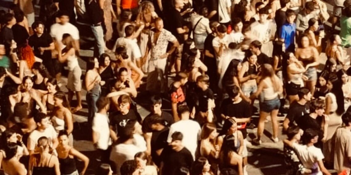 Bivona in delirio per DJ Dev Buonanno, 13 anni: il piccolo talento della Mat Academy accende la piazza (VIDEO)