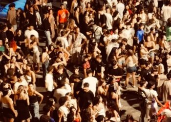 Bivona in delirio per DJ Dev Buonanno, 13 anni: il piccolo talento della Mat Academy accende la piazza (VIDEO)