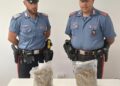 I carabinieri arrestano un uomo e ne denunciano un altro dopo un inseguimento ad alta velocità sulla statale 106