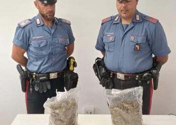 I carabinieri arrestano un uomo e ne denunciano un altro dopo un inseguimento ad alta velocità sulla statale 106