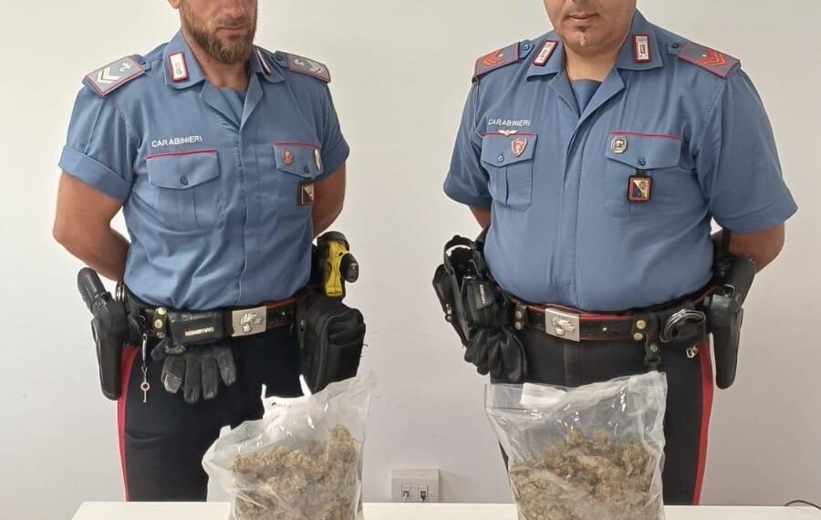 I carabinieri arrestano un uomo e ne denunciano un altro dopo un inseguimento ad alta velocità sulla statale 106