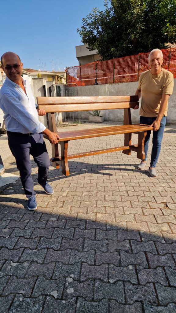 Due panchine in legno per gli utenti della Farmacia Territoriale di Vibo Valentia, dono del Comune di Mileto 6 WhatsApp Image 2025 08 20 at 09.13.09 1