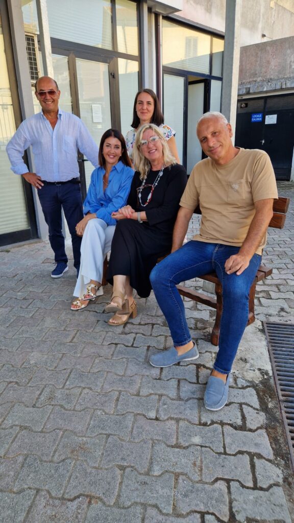 Due panchine in legno per gli utenti della Farmacia Territoriale di Vibo Valentia, dono del Comune di Mileto 5 WhatsApp Image 2025 08 20 at 09.13.09 2 1