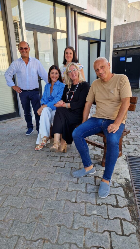 Due panchine in legno per gli utenti della Farmacia Territoriale di Vibo Valentia, dono del Comune di Mileto 4 WhatsApp Image 2025 08 20 at 09.13.09 3 1