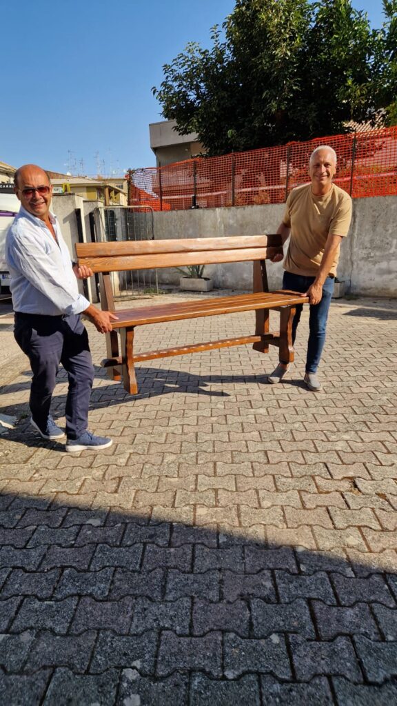 Due panchine in legno per gli utenti della Farmacia Territoriale di Vibo Valentia, dono del Comune di Mileto 7 WhatsApp Image 2025 08 20 at 09.13.09