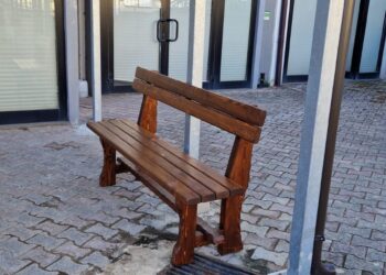 Due panchine in legno per gli utenti della Farmacia Territoriale di Vibo Valentia, dono del Comune di Mileto