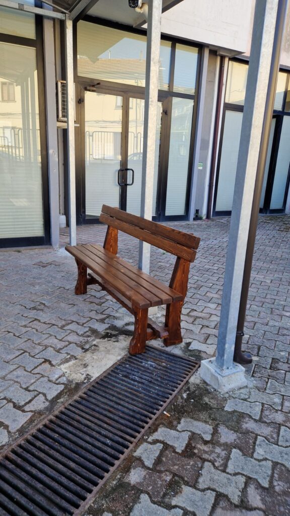 Due panchine in legno per gli utenti della Farmacia Territoriale di Vibo Valentia, dono del Comune di Mileto 3 WhatsApp Image 2025 08 20 at 09.13.10 1