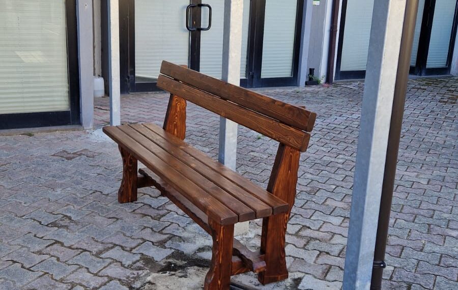Due panchine in legno per gli utenti della Farmacia Territoriale di Vibo Valentia, dono del Comune di Mileto