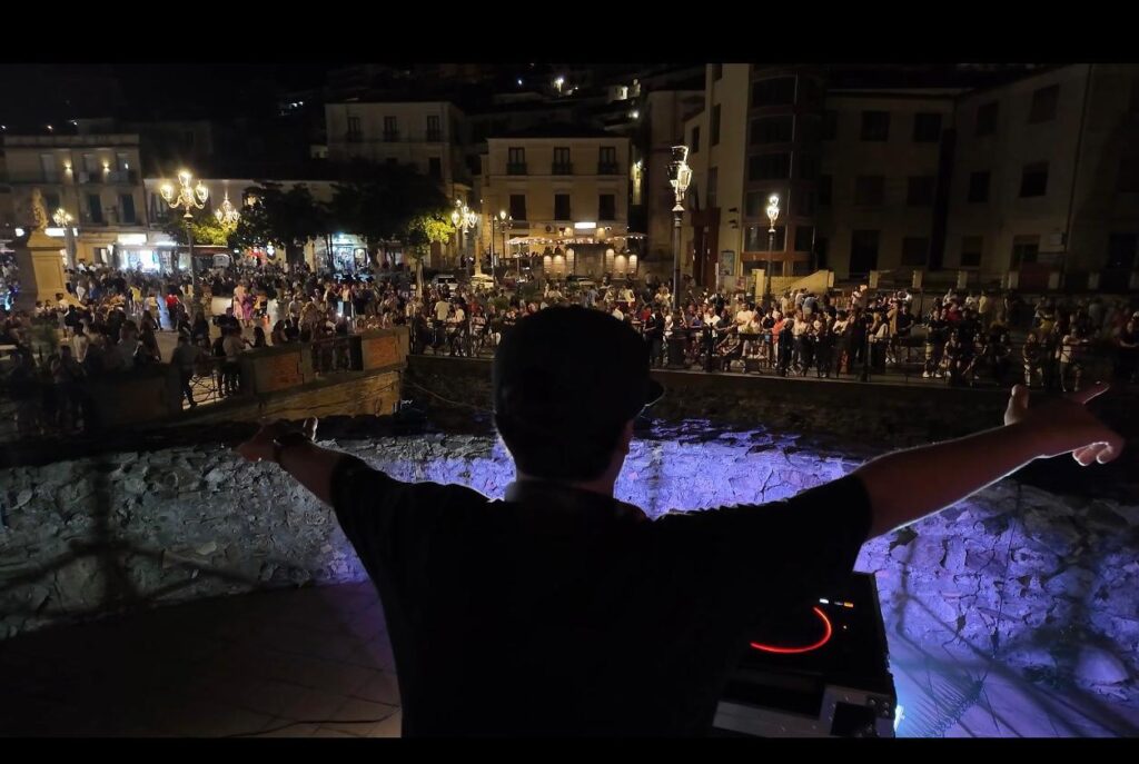 Storia e Musica si incontrano a Pizzo nelle terrazze del Castello Murat con la performance di DJ Dev (VIDEO) 3 WhatsApp Image 2025 08 20 at 13.49.47