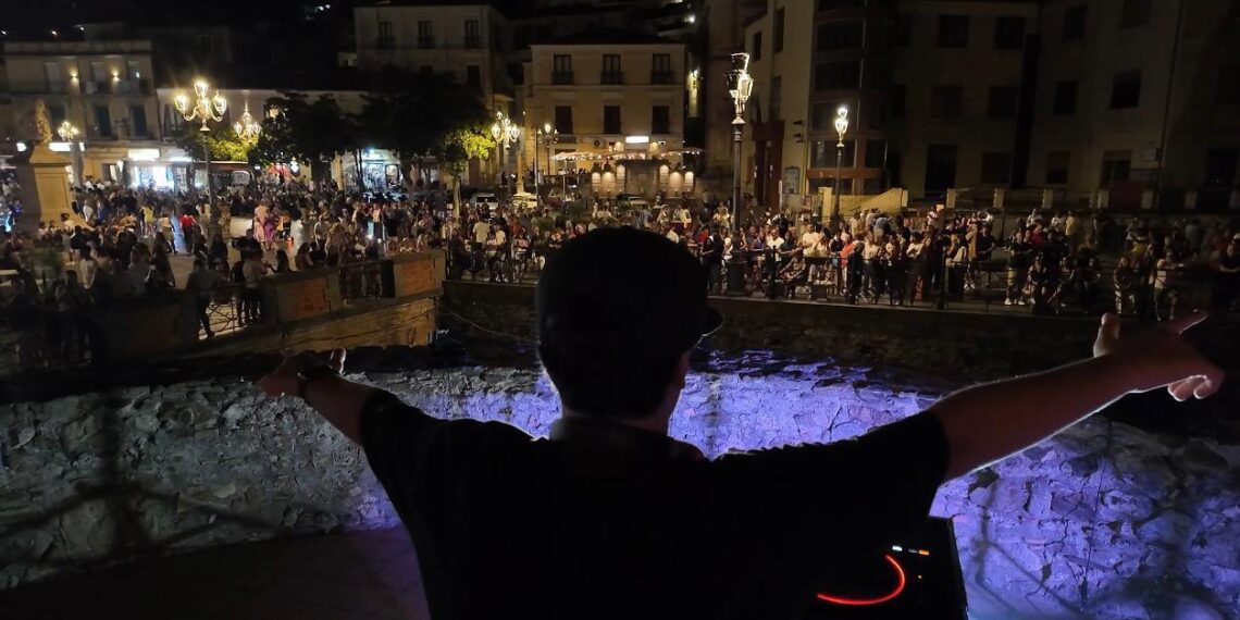 Storia e Musica si incontrano a Pizzo nelle terrazze del Castello Murat con la performance di DJ Dev (VIDEO)