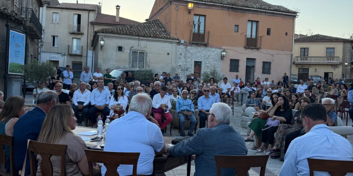 Un tuffo nel passato degli uffici giudiziari a Cropani grazie al libro di Tommaso Stanizzi 1 Un tuffo nel passato degli uffici giudiziari a Cropani grazie al libro di Tommaso Stanizzi