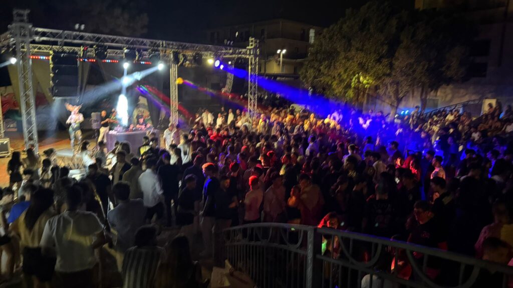 Notte da star a Vibo Marina per il dj set di Emilio Farfaglia e il giovanissimo Dev Buonanno 4 WhatsApp Image 2025 08 22 at 16.18.23