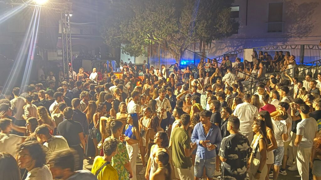 Notte da star a Vibo Marina per il dj set di Emilio Farfaglia e il giovanissimo Dev Buonanno 7 WhatsApp Image 2025 08 22 at 16.18.23 2