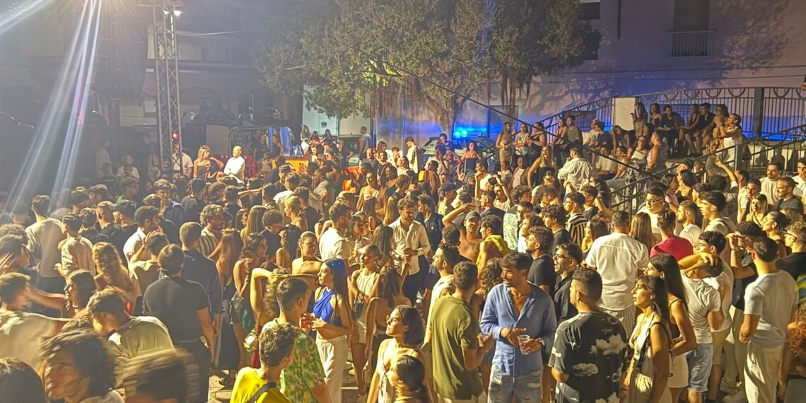 Notte da star a Vibo Marina per il dj set di Emilio Farfaglia e il giovanissimo Dev Buonanno