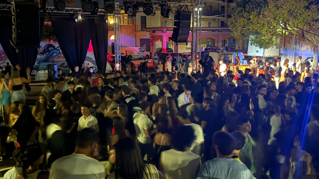 Notte da star a Vibo Marina per il dj set di Emilio Farfaglia e il giovanissimo Dev Buonanno 6 WhatsApp Image 2025 08 22 at 16.18.23 3