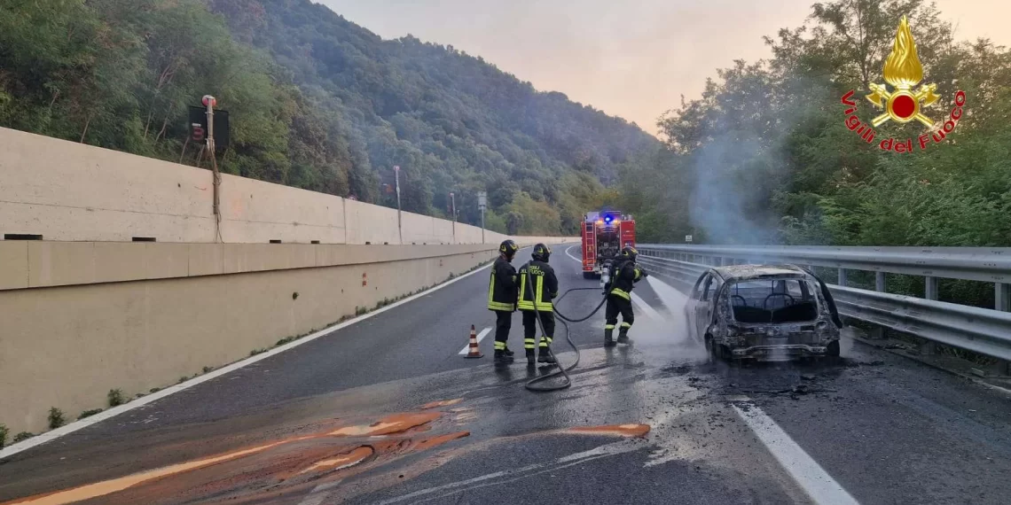 Auto in fiamme sull’autostrada tra Pizzo e S. Onofrio
