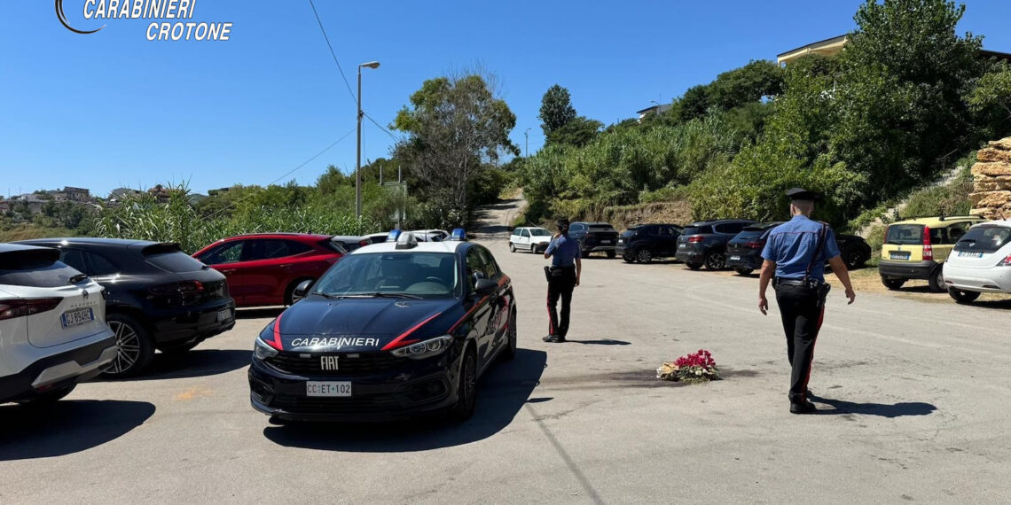 A Crotone e Cirò Marina due uomini non si fermano all'alt dei Carabinieri: denunciati 1 carabinieri crotone
