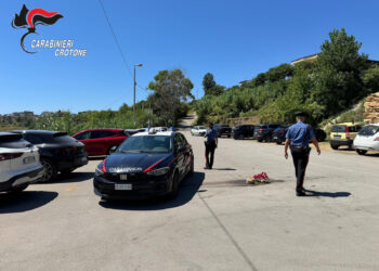 A Crotone e Cirò Marina due uomini non si fermano all'alt dei Carabinieri: denunciati 5 carabinieri crotone