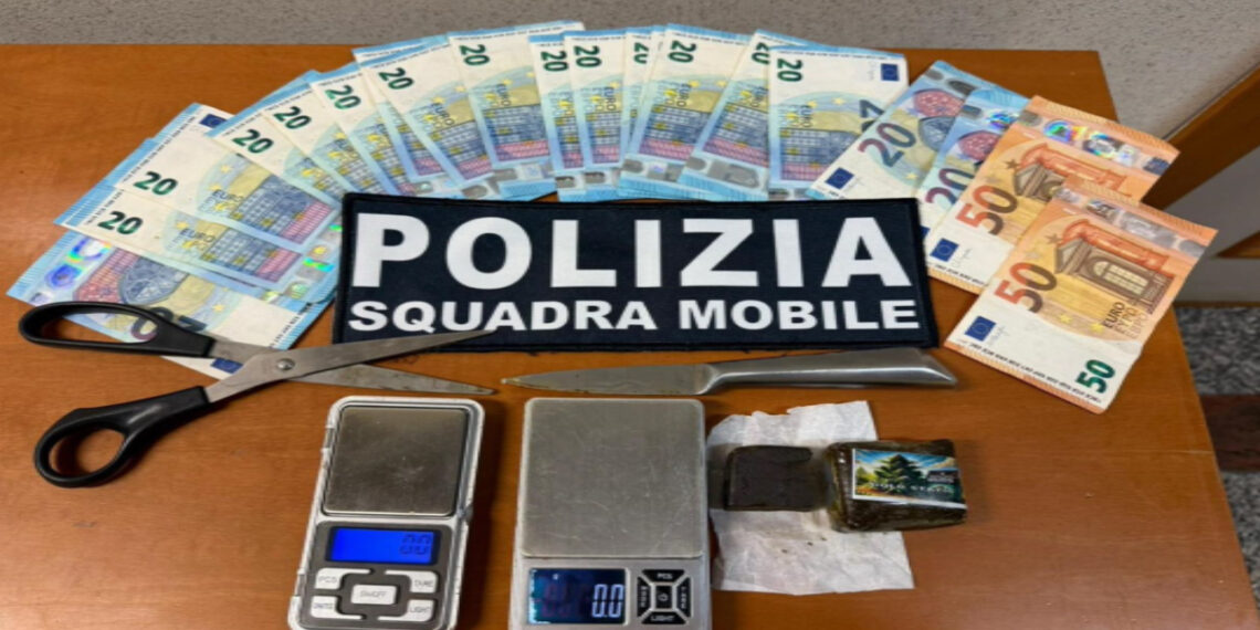 Sorpreso ed arrestato dalla Polizia con circa 70 grammi di hashish parte della quale occultata nel congelatore