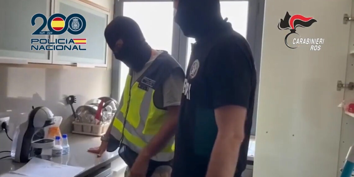 Catturati tre latitanti italiani a Ibiza, gestivano il narcotraffico della cocaina tra Roma e l'estero (VIDEO) 1 Catturati tre latitanti italiani a Ibiza, gestivano il narcotraffico della cocaina tra Roma e l’estero (VIDEO)