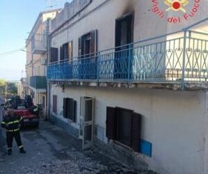 Un incendio ha danneggiato una palazzina a tre piani a Sellia Marina
