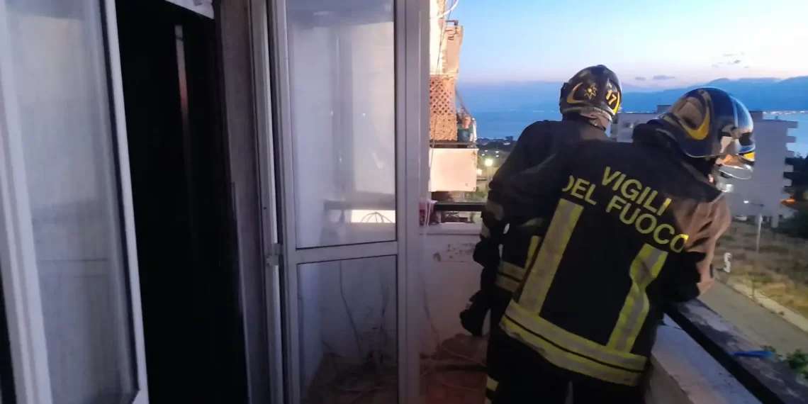 I Vigili del Fuoco spengono un incendio in un appartamento ad Arghillà