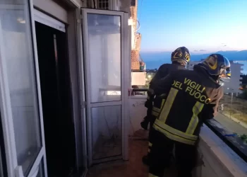 I Vigili del Fuoco spengono un incendio in un appartamento ad Arghillà