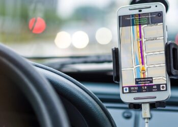 Gli italiani e la tecnologia al volante: il 53% sbaglia strada anche col navigatore