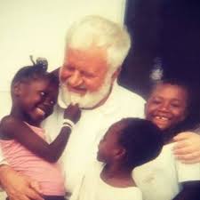 Cosenza piange padre Fedele, il frate ultras che ha scritto una mappa di cuore e solidarietà in Calabria 3 padre fedele in africa