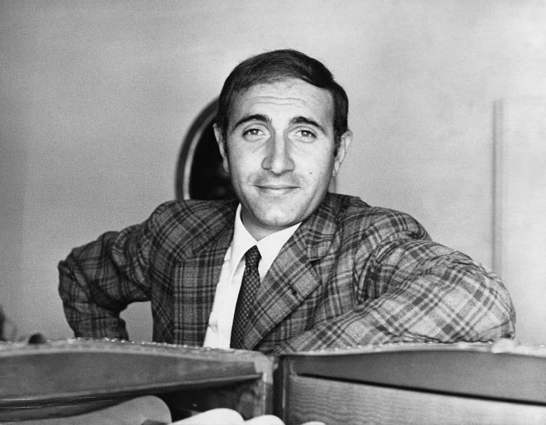 Pippo Baudo e il legame con Vibo Valentia. Quella volta che al 501 si mise a canticchiare "Fiorellin del Prato"... 4 pippo baudo giovane