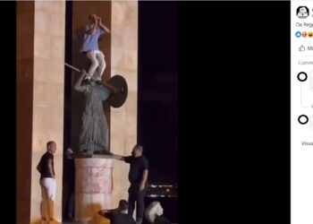 Sale sulla statua di Athena nell’Arena dello Stretto di Reggio Calabria, denunciato (VIDEO)