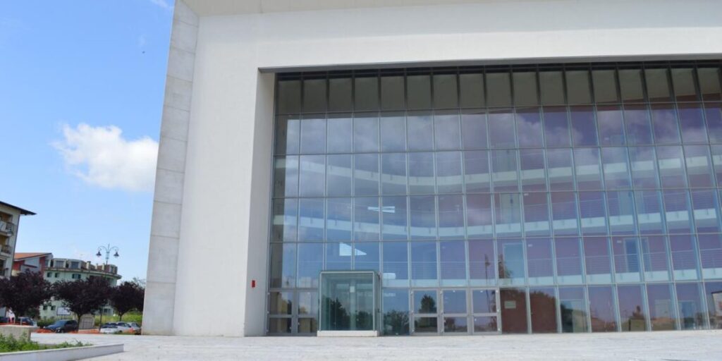 Maria Limardo: “Altro che farsa. Teatro, terminal e fondi: Romeo smetta di mistificare e inizi a lavorare” 1 teatro ingresso