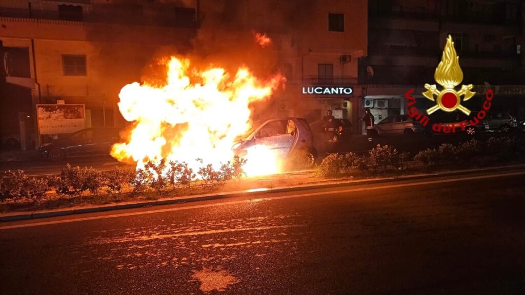 Panico nel centro di Crotone, un'auto prende fuoco 1 01K63TZN1ZJ4WBPWQ5ARJ2589P